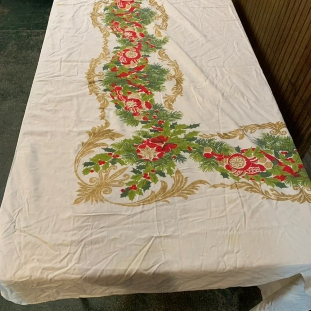 Vintage Christmas Tablecloth Holly Berry Gold‎ Trim Holiday 89 x 59 Rectangle